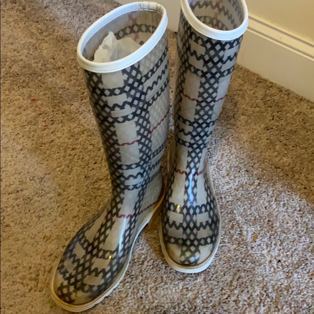 SOLD   A uth Burberry Boot❣️❣️SOLD
